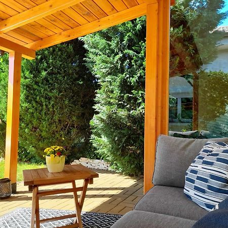 Canadian Style House With 3D Effect Pool Vinosady Buitenkant foto