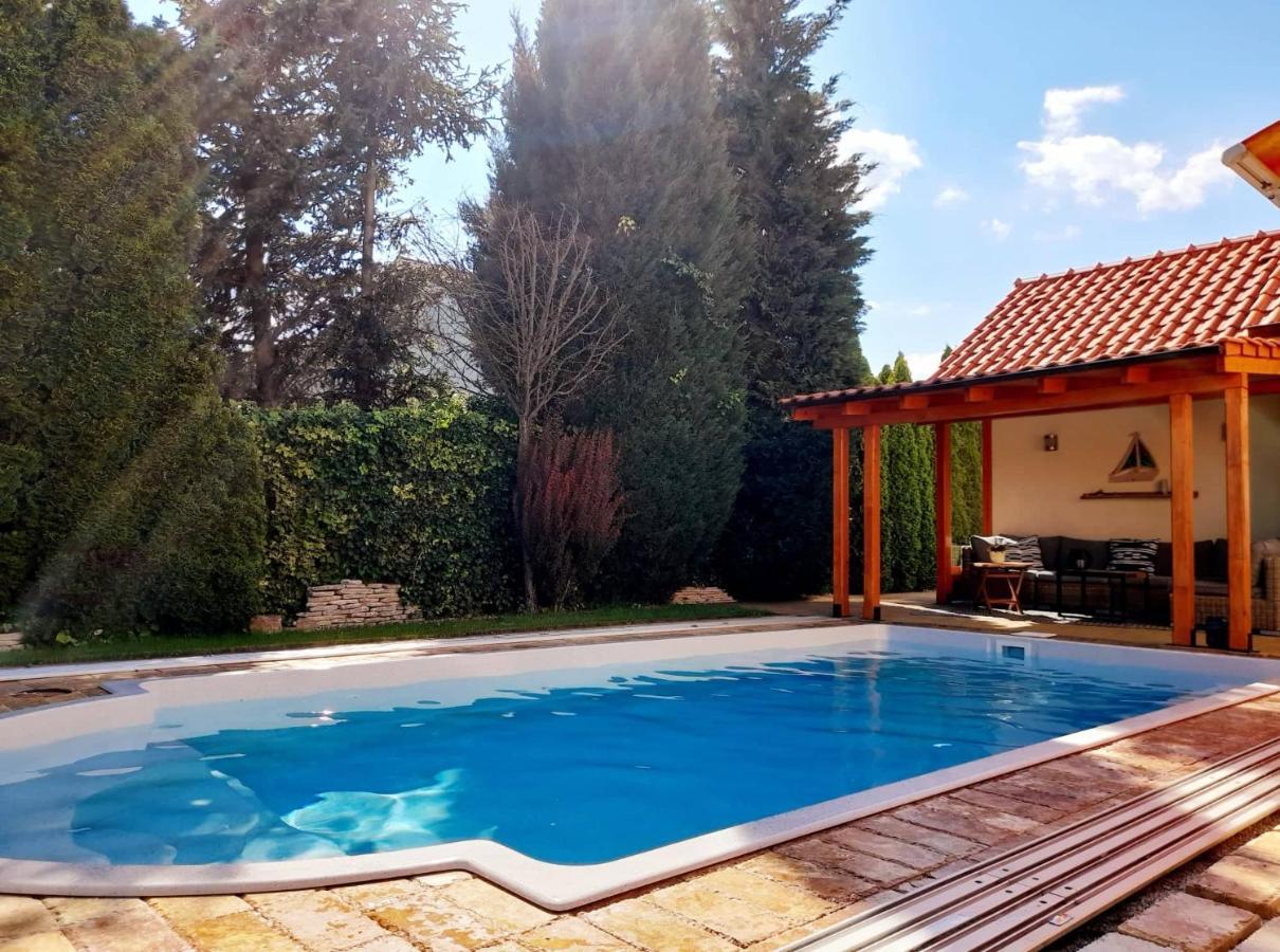 Canadian Style House With 3D Effect Pool Vinosady Buitenkant foto
