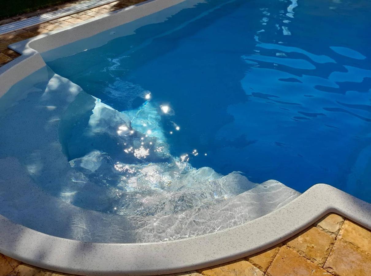 Canadian Style House With 3D Effect Pool Vinosady Buitenkant foto