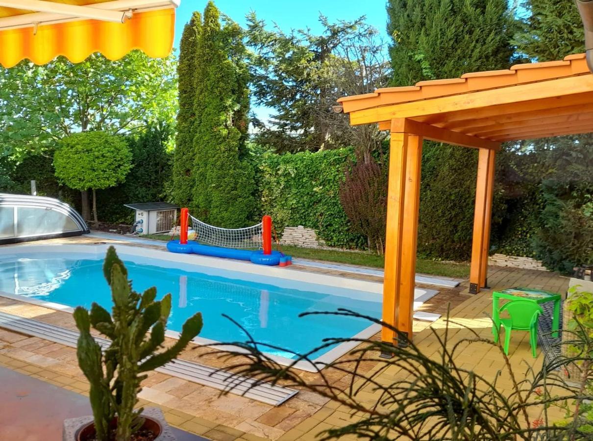 Canadian Style House With 3D Effect Pool Vinosady Buitenkant foto