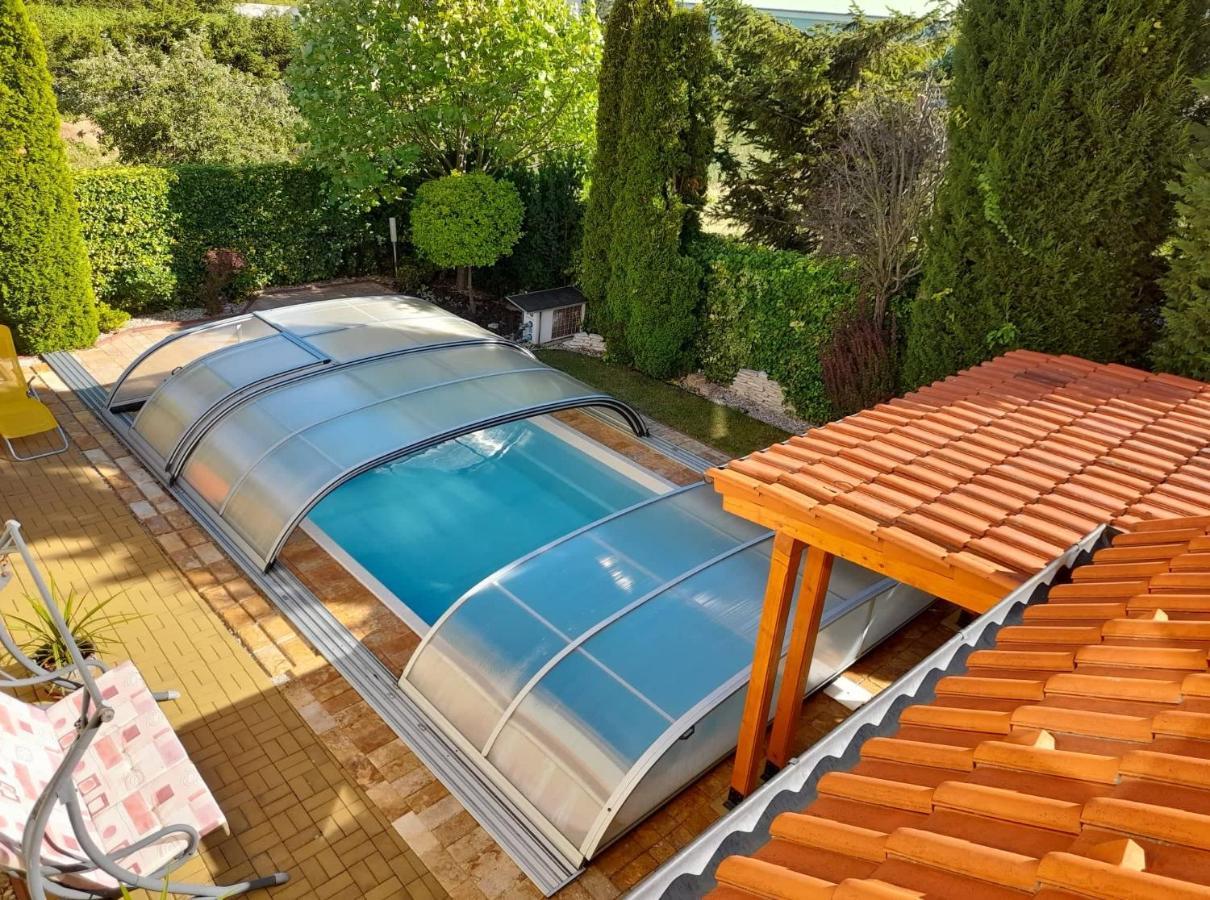 Canadian Style House With 3D Effect Pool Vinosady Buitenkant foto