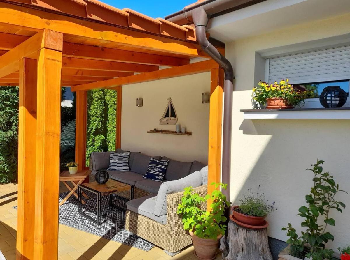 Canadian Style House With 3D Effect Pool Vinosady Buitenkant foto